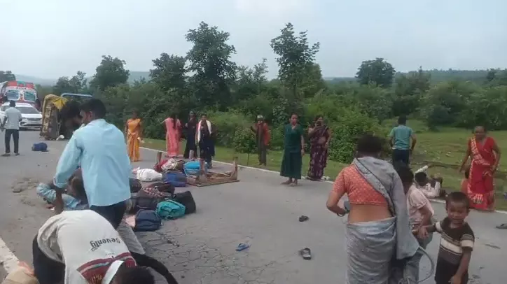 MP Accident : पन्ना में श्रद्धालुओं से भरी ट्रैक्टर-ट्रॉली पलटी, 31 घायल, बच्चे और महिलाएं भी शामिल MP Accident : पन्ना में श्रद्धालुओं से भरी ट्रैक्टर-ट्रॉली पलटी, 31 घायल, बच्चे और महिलाएं भी शामिल