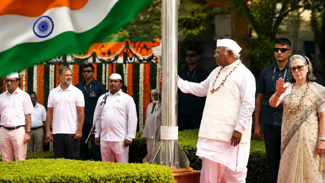 वंदे मातरम पर BJP-कांग्रेस आमने-सामने: BJP बोली- सोनिया-राहुल असहज दिखे; कांग्रेस ने कहा- खरगे के लिए कुर्सी मांग रही थीं सोनिया वंदे मातरम पर BJP-कांग्रेस आमने-सामने: BJP बोली- सोनिया-राहुल असहज दिखे; कांग्रेस ने कहा- खरगे के लिए कुर्सी मांग रही थीं सोनिया
