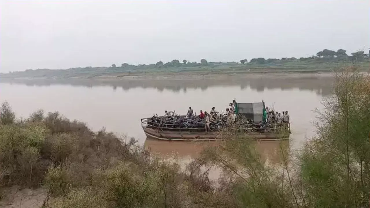 MP News : चंबल नदी की तेज धार में 150 कांवड़ियों से भरा स्टीमर हुआ बंद, 10 KM तक बहता रहा, मची चीख-पुकार