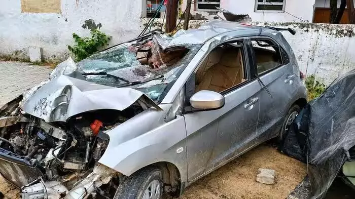 UP Accident : तेज रफ्तार कार पलटी, 3 की मौत, मासूम समेत 4 घायल UP Accident : तेज रफ्तार कार पलटी, 3 की मौत, मासूम समेत 4 घायल