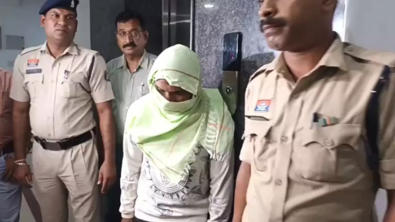 Raipur City Crime : महिला की हत्या और मारपीट के दो मामलों का खुलासा, दुष्कर्म के बाद हत्या का आरोपी गिरफ्तार Raipur City Crime : महिला की हत्या और मारपीट के दो मामलों का खुलासा, दुष्कर्म के बाद हत्या का आरोपी गिरफ्तार
