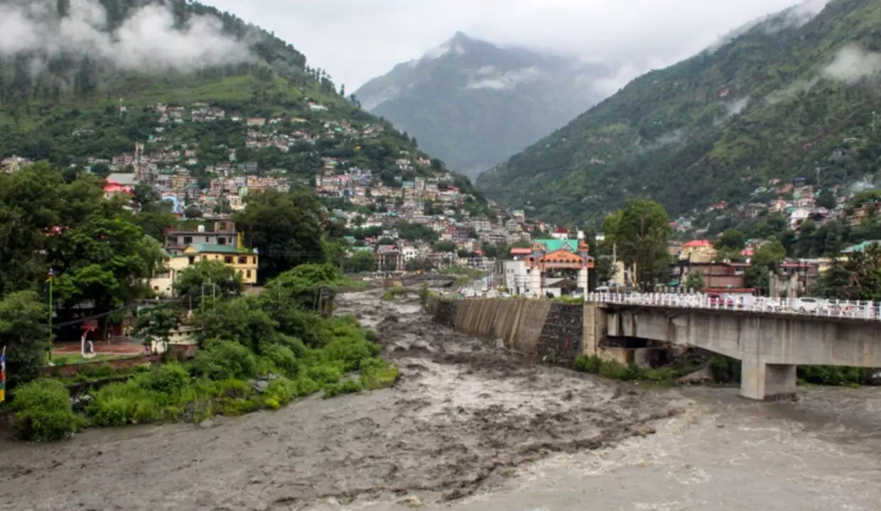 हिमाचल में बारिश से बिगड़े हालात: 110 सड़कें बंद, 91 ट्रांसफार्मर ठप; 217 पेयजल योजनाएं प्रभावित