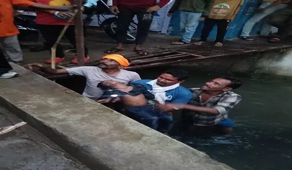 Raipur City News : बारिश के तेज बहाव ने ली मासूम की जान, नाले में डूबने से 4 साल के बच्चे की मौत Raipur City News : बारिश के तेज बहाव ने ली मासूम की जान, नाले में डूबने से 4 साल के बच्चे की मौत