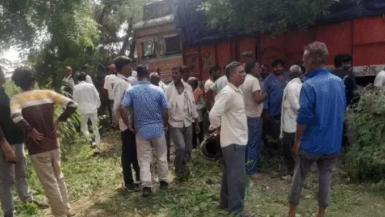 UP Accident : तेज रफ्तार ट्रक की चपेट में आने से पति-पत्नी समेत तीन की मौत; चालक हिरासत में UP Accident : तेज रफ्तार ट्रक की चपेट में आने से पति-पत्नी समेत तीन की मौत; चालक हिरासत में