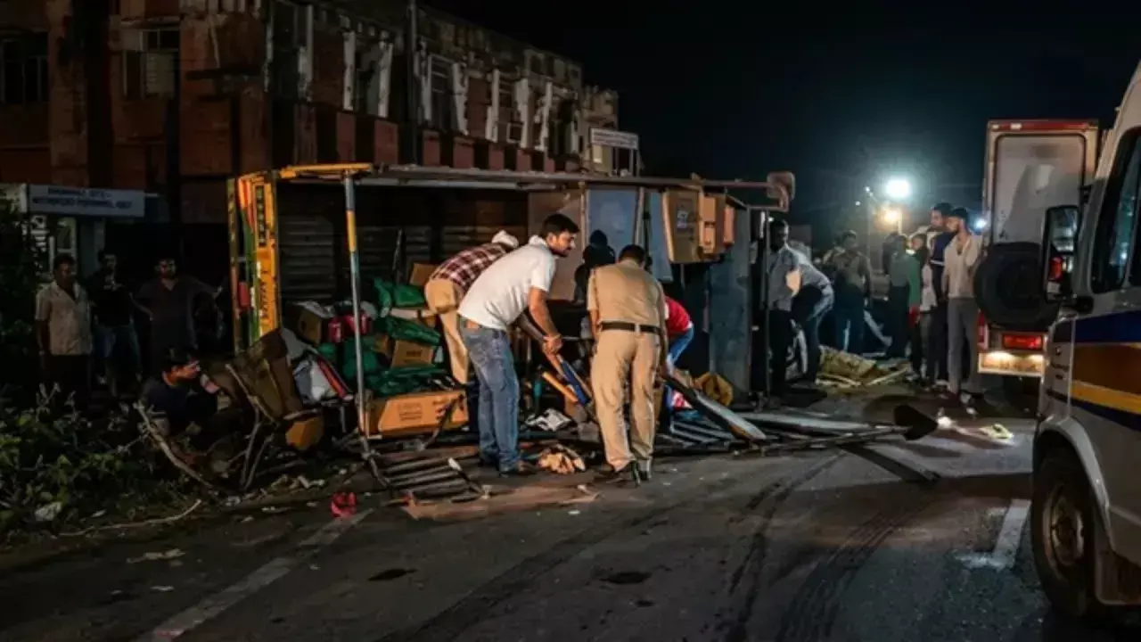 MP Accident : गायों को बचाने के चक्कर में डंपर-पिकअप की टक्कर, 8 मजदूरों की मौत, 32 घायल