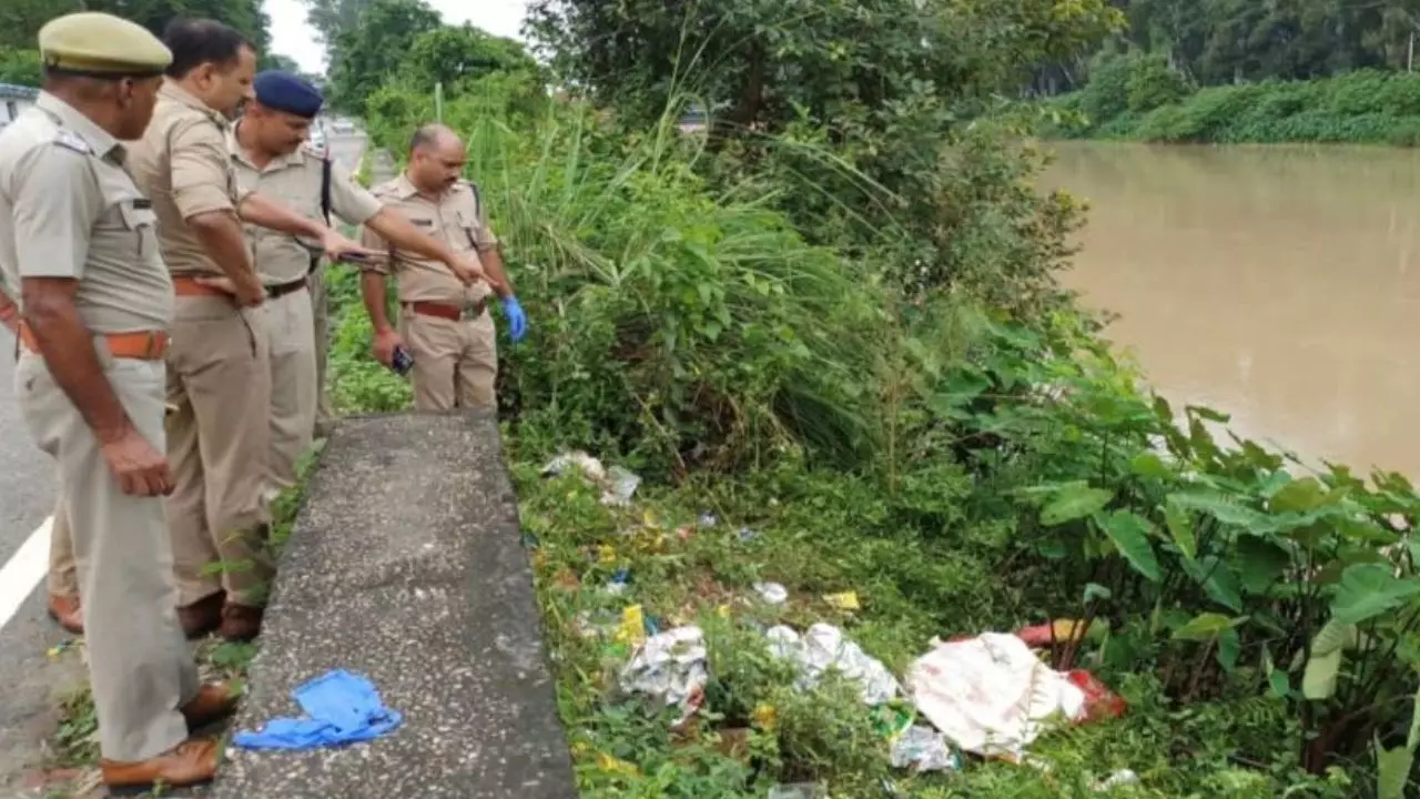 UP Crime : बेटी ने प्रेमी संग मिलकर सौतेली मां को मारा, नहर किनारे मिला सिर कटा शव, दोनों हिरासत में UP Crime : बेटी ने प्रेमी संग मिलकर सौतेली मां को मारा, नहर किनारे मिला सिर कटा शव, दोनों हिरासत में