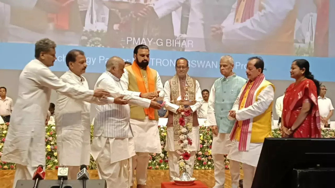 Bihar News : 11 लाख से ज्यादा गरीब परिवारों को मिलेगा पक्का मकान, केंद्र ने पीएम आवास योजना को दी मंजूरी Bihar News : 11 लाख से ज्यादा गरीब परिवारों को मिलेगा पक्का मकान, केंद्र ने पीएम आवास योजना को दी मंजूरी