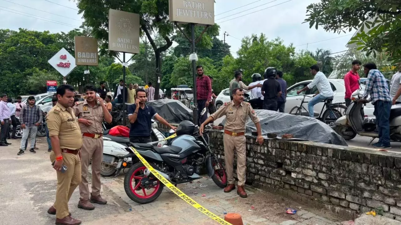 UP Crime : ICICI बैंक की रिलेशनशिप मैनेजर की हत्या, पति ने मारी गोली, खुद भी किया सुसाइड UP Crime : ICICI बैंक की रिलेशनशिप मैनेजर की हत्या, पति ने मारी गोली, खुद भी किया सुसाइड