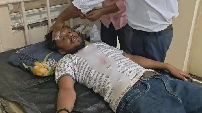 MP Crime : मटर बेचकर लौट रहे गल्ला व्यापारी से 1.70 लाख की लूट, नकाबपोश बदमाशों ने कट्टे की बट से किया हमला MP Crime : मटर बेचकर लौट रहे गल्ला व्यापारी से 1.70 लाख की लूट, नकाबपोश बदमाशों ने कट्टे की बट से किया हमला