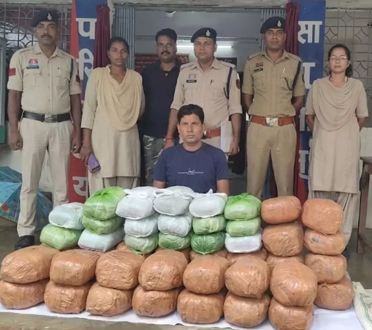 CG Crime : चेकिंग देख भागने लगा बोलेरो सवार, पीछा कर पुलिस ने पकड़ा, 88.4 किलो गांजा जब्त CG Crime : चेकिंग देख भागने लगा बोलेरो सवार, पीछा कर पुलिस ने पकड़ा, 88.4 किलो गांजा जब्त