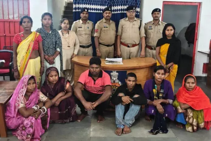 CG Crime : बस में महिलाओं की आड़ में चेन स्नैचिंग का खेल, 7 महिलाओं समेत 9 गिरफ्तार CG Crime : बस में महिलाओं की आड़ में चेन स्नैचिंग का खेल, 7 महिलाओं समेत 9 गिरफ्तार