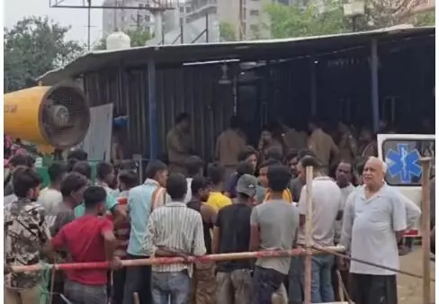 Vrindavan Omaxe Mall: ओमैक्स मॉल में शटरिंग गिरने से तीन की मौत, एक की हालत गंभीर Vrindavan Omaxe Mall: ओमैक्स मॉल में शटरिंग गिरने से तीन की मौत, एक की हालत गंभीर