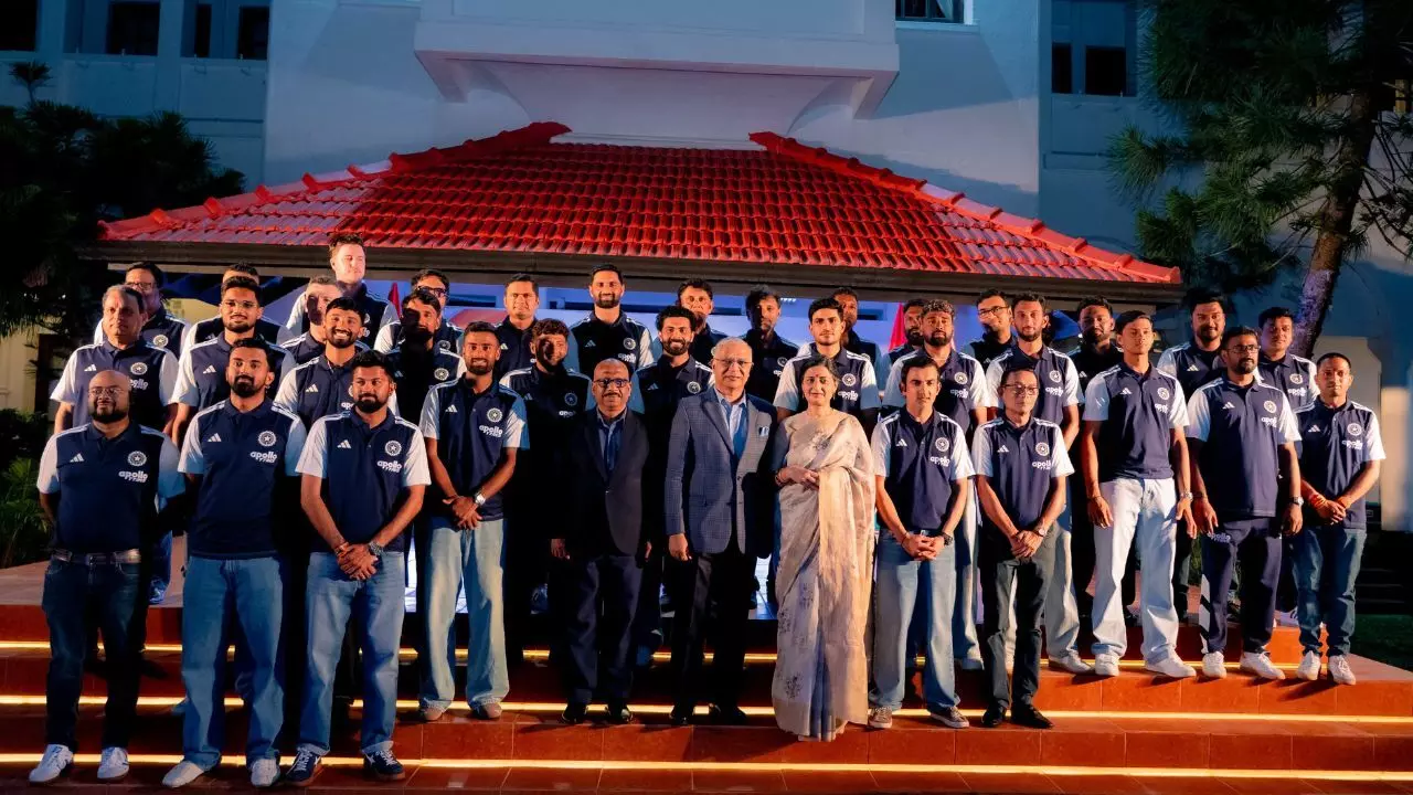 SL vs IND 2nd Test: दूसरे टेस्ट से पहले इंडिया हाउस में हुआ खिलाड़ियों का स्वागत, भारतीय उच्चायुक्त ने दोनों टीमों को दी दावत SL vs IND 2nd Test: दूसरे टेस्ट से पहले इंडिया हाउस में हुआ खिलाड़ियों का स्वागत, भारतीय उच्चायुक्त ने दोनों टीमों को दी दावत
