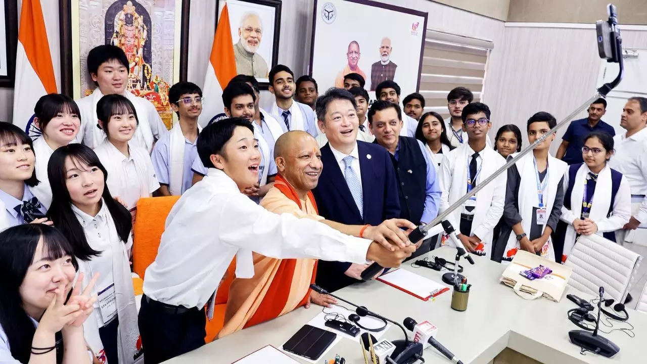 Japanese Students Visit To Lucknow: जापानी छात्रों से CM योगी का संवाद, ‘A Dialogue With The Future’ में दिखी भारत-जापान दोस्ती की नई तस्वीर Japanese Students Visit To Lucknow: जापानी छात्रों से CM योगी का संवाद, ‘A Dialogue With The Future’ में दिखी भारत-जापान दोस्ती की नई तस्वीर