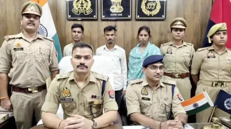 UP Crime : शादी का झांसा, हिडन कैमरा और ब्लैकमेलिंग का खेल, 5 लाख की मांग के बाद गिरोह का खुलासा UP Crime : शादी का झांसा, हिडन कैमरा और ब्लैकमेलिंग का खेल, 5 लाख की मांग के बाद गिरोह का खुलासा