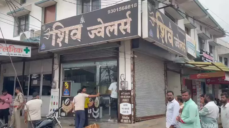 Raipur City Crime : कटर से ताला काटकर ज्वेलर्स दुकान में घुसे चोर, 10-15 किलो चांदी-सोने के जेवर लेकर फरार Raipur City Crime : कटर से ताला काटकर ज्वेलर्स दुकान में घुसे चोर, 10-15 किलो चांदी-सोने के जेवर लेकर फरार