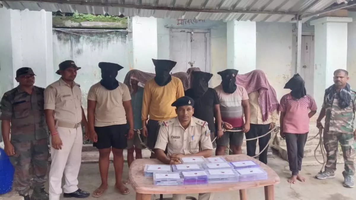 Cyber Crime : जंगल में बैठकर चल रहा था साइबर ठगी का खेल, 10 आरोपी गिरफ्तार, 22 मोबाइल और 19 सिम बरामद Cyber Crime : जंगल में बैठकर चल रहा था साइबर ठगी का खेल, 10 आरोपी गिरफ्तार, 22 मोबाइल और 19 सिम बरामद