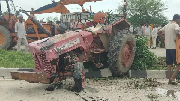 UP Accident : 42 मजदूरों से भरी ट्रैक्टर-ट्रॉली पलटी, किशोरी समेत 3 की मौत, 20 घायल UP Accident : 42 मजदूरों से भरी ट्रैक्टर-ट्रॉली पलटी, किशोरी समेत 3 की मौत, 20 घायल