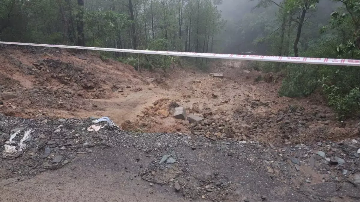 हिमाचल में बारिश-भूस्खलन से 149 सड़कें बंद, 60 ट्रांसफॉर्मर ठप, कई इलाकों में बाढ़ जैसे हालात हिमाचल में बारिश-भूस्खलन से 149 सड़कें बंद, 60 ट्रांसफॉर्मर ठप, कई इलाकों में बाढ़ जैसे हालात