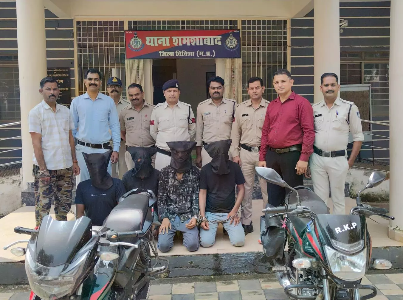 MP News : विदिशा में व्यापारी को गोली मारकर लूटने वाले अंतरराज्यीय गिरोह का पर्दाफाश, 4 आरोपी गिरफ्तार MP News : विदिशा में व्यापारी को गोली मारकर लूटने वाले अंतरराज्यीय गिरोह का पर्दाफाश, 4 आरोपी गिरफ्तार
