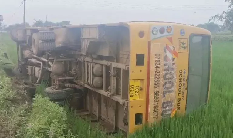 CG Accident : 18 बच्चों को लेकर जा रही स्कूल बस पलटी, ग्रामीणों ने रेस्क्यू कर बचाया CG Accident : 18 बच्चों को लेकर जा रही स्कूल बस पलटी, ग्रामीणों ने रेस्क्यू कर बचाया