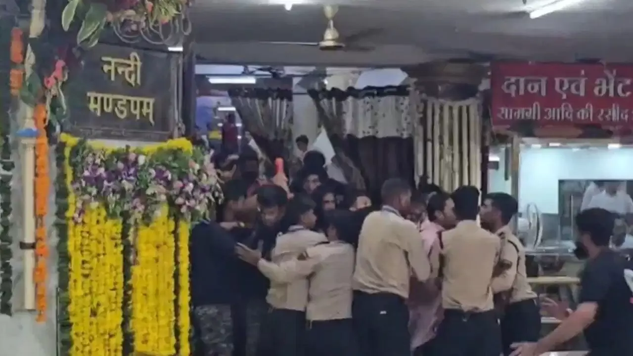 Ujjain: महाकाल मंदिर में कांवड़ियों का हंगामा: बैरिकेड तोड़ गर्भगृह में घुसने की कोशिश, 7 सुरक्षाकर्मी घायल Ujjain: महाकाल मंदिर में कांवड़ियों का हंगामा: बैरिकेड तोड़ गर्भगृह में घुसने की कोशिश, 7 सुरक्षाकर्मी घायल