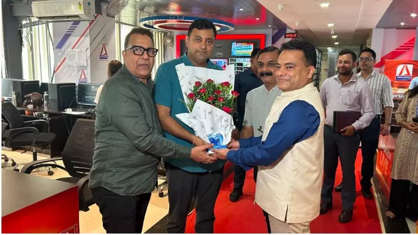 IAS रजत बंसल पहुंचे एशियन न्यूज के स्टूडियो, चेयरमैन सुबोध सिंघानिया ने किया स्वागत, खबरों की सराहना कर दी शुभकामनाएं