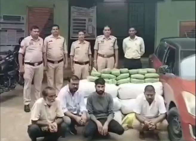 CG Crime : कांच के टुकड़ों और कचरे के नीचे छिपा था गांजा, 85 लाख की खेप के साथ 4 तस्कर गिरफ्तार