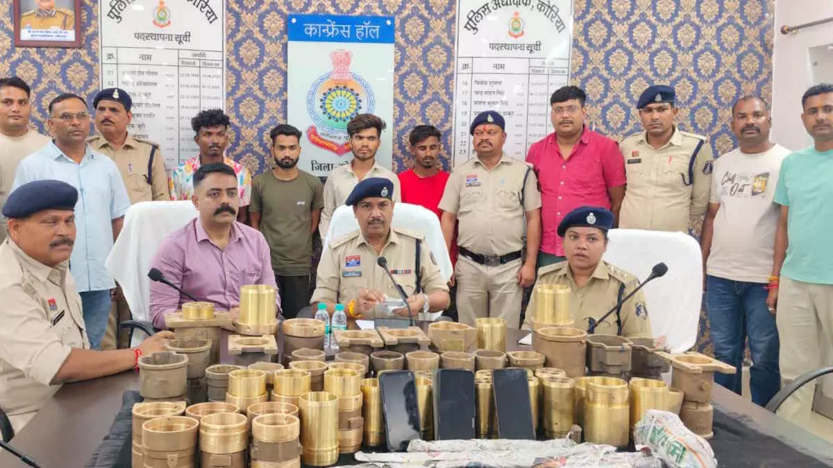 CG Crime : 50 लाख की चोरी का खुलासा, छत उखाड़कर TMC स्टोर में घुसे थे चोर, 4 गिरफ्तार CG Crime : 50 लाख की चोरी का खुलासा, छत उखाड़कर TMC स्टोर में घुसे थे चोर, 4 गिरफ्तार