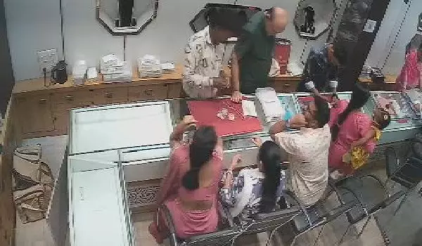 CG Crime : ग्राहक बनकर ज्वेलरी शॉप में घुसे 3 शातिर, पलक झपकते ही 17 ग्राम सोने की चेन पार, CCTV में कैद वारदात