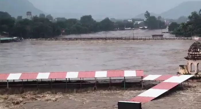 MP-UP बॉर्डर पर भारी बारिश से बाढ़ जैसे हालात: चित्रकूट में मंदाकिनी 30 फीट उफनी, रामघाट का पुल बहा; सतना में रेलवे ट्रैक डूबे MP-UP बॉर्डर पर भारी बारिश से बाढ़ जैसे हालात: चित्रकूट में मंदाकिनी 30 फीट उफनी, रामघाट का पुल बहा; सतना में रेलवे ट्रैक डूबे