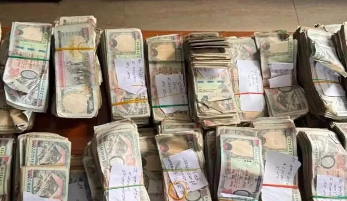Nepal: नेपाल में बाढ़ के बीच बहकर आया बैंक लॉकर, 29 लोग कैश निकालते पकड़े गए; 92.68 लाख रुपए बरामद Nepal: नेपाल में बाढ़ के बीच बहकर आया बैंक लॉकर, 29 लोग कैश निकालते पकड़े गए; 92.68 लाख रुपए बरामद
