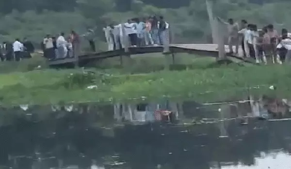 UP Accident : राखी बांधकर घर लौट रहा परिवार नदी में गिरा, मां-बेटे की मौत, 20 घंटे बाद बच्चे का शव बरामद UP Accident : राखी बांधकर घर लौट रहा परिवार नदी में गिरा, मां-बेटे की मौत, 20 घंटे बाद बच्चे का शव बरामद