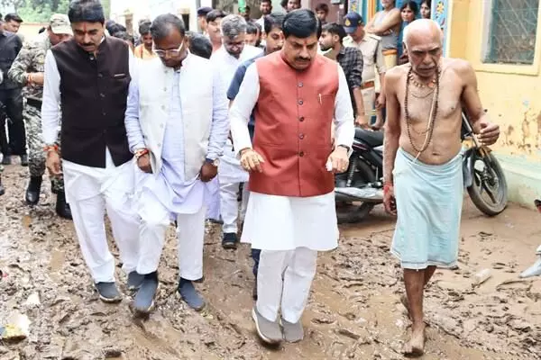 MP : चित्रकूट में बाढ़ का जायजा लेने पहुंचे CM मोहन यादव, पैदल घूमकर देखा नुकसान; अधिकारियों को 3 दिन रुकने के दिए निर्देश