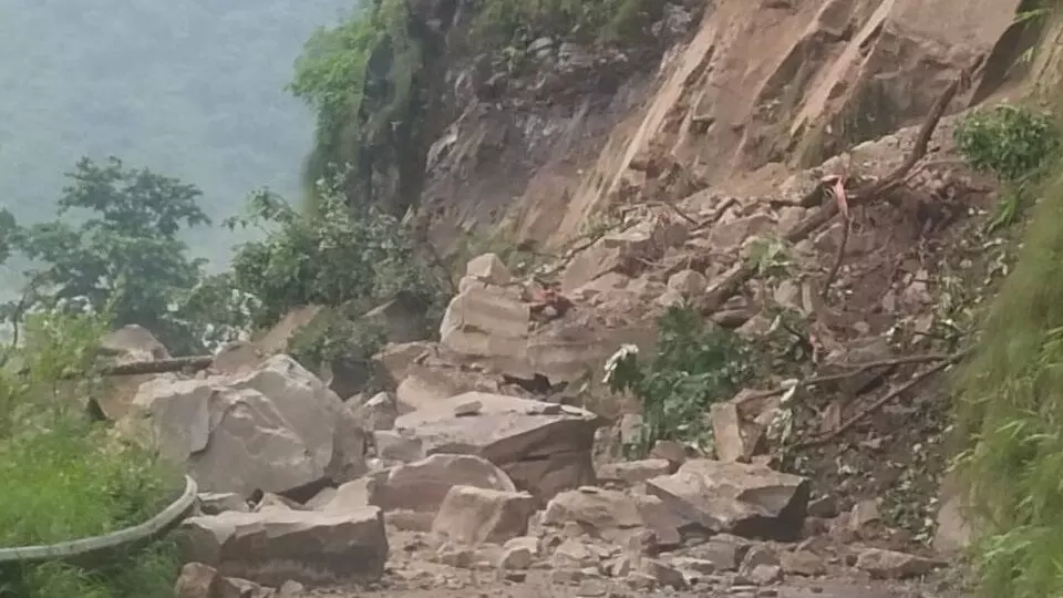 नैनीताल-काठगोदाम मार्ग पर पहाड़ी दरकी, सड़क पर गिरे बोल्डर-मलबा; यातायात ठप नैनीताल-काठगोदाम मार्ग पर पहाड़ी दरकी, सड़क पर गिरे बोल्डर-मलबा; यातायात ठप