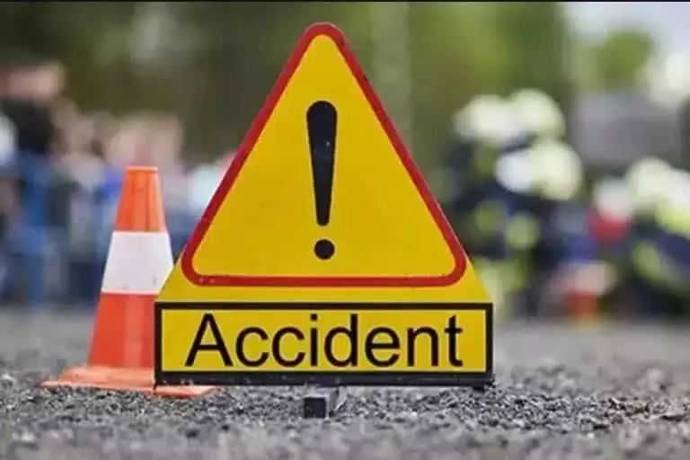 CG Accident : कार-बाइक की भीषण टक्कर, दोनों वाहन पुल से नीचे गिरे, एक की मौत, दूसरा युवक लापता CG Accident : कार-बाइक की भीषण टक्कर, दोनों वाहन पुल से नीचे गिरे, एक की मौत, दूसरा युवक लापता