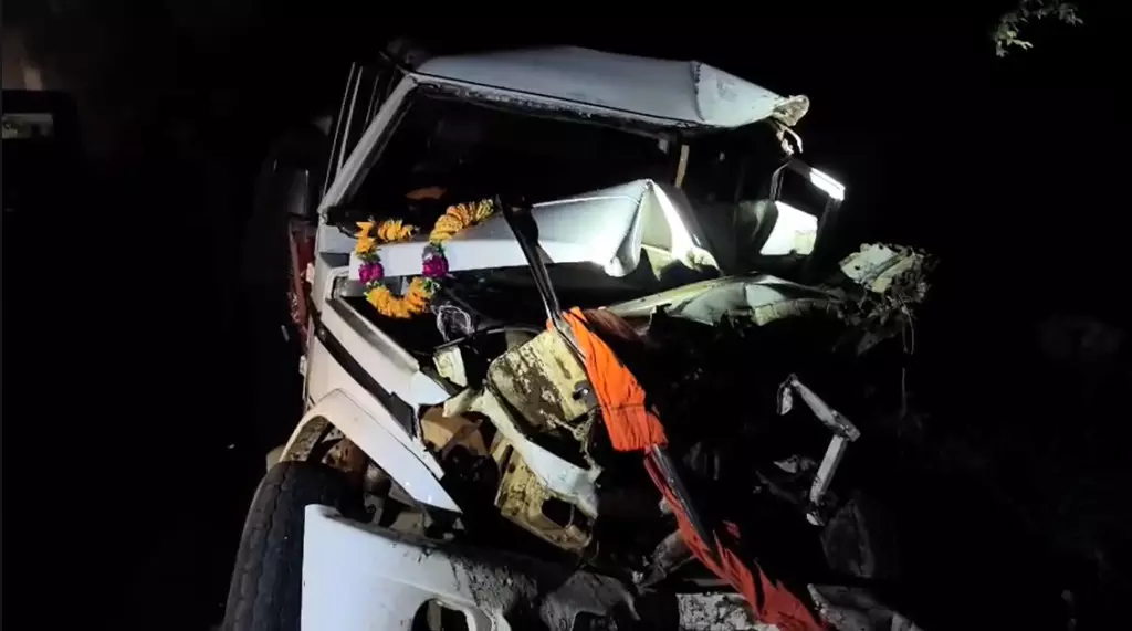 CG Accident : मजदूरों से भरी बस और बोलेरो में भीषण भिड़ंत, एक की मौत, कई घायल CG Accident : मजदूरों से भरी बस और बोलेरो में भीषण भिड़ंत, एक की मौत, कई घायल