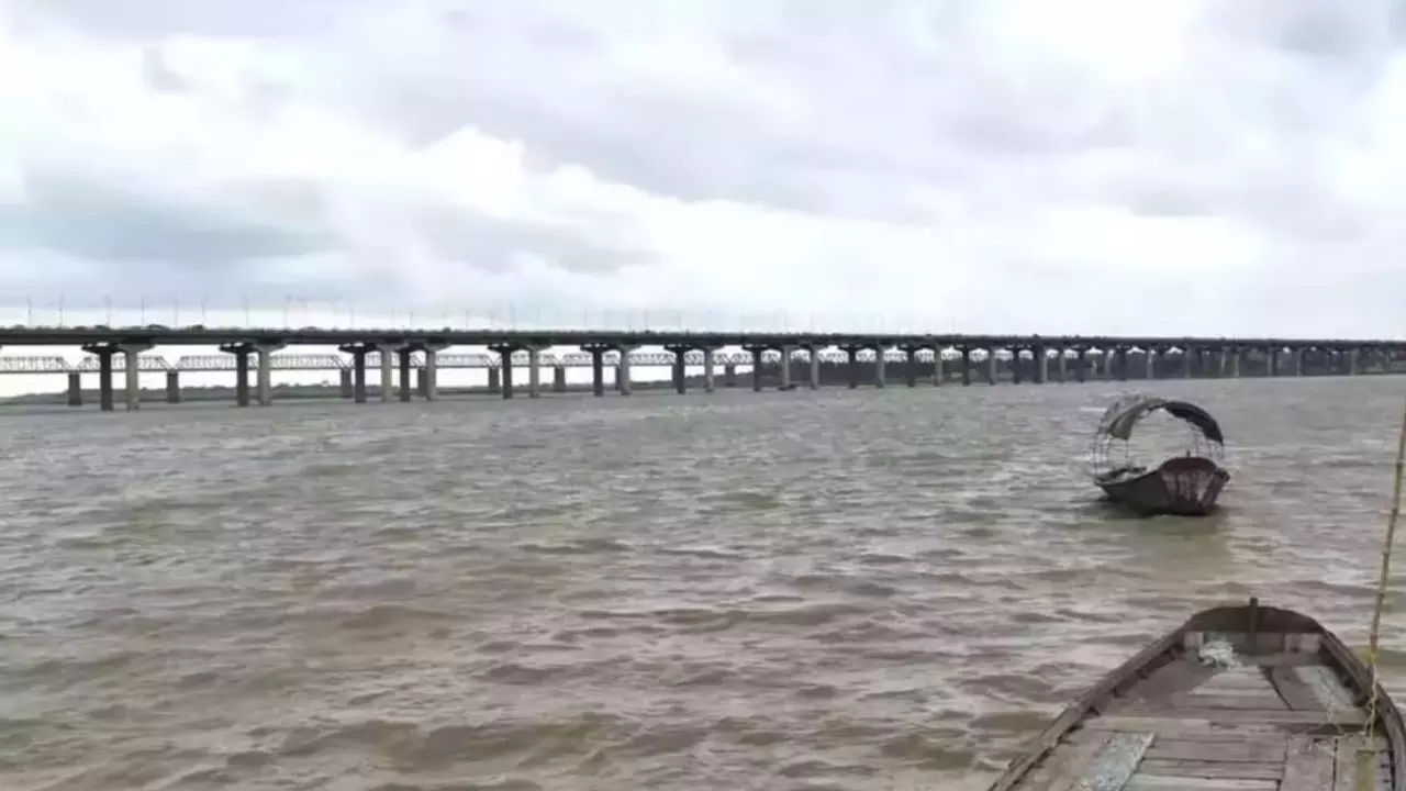 Prayagraj Flood Alert : गंगा-यमुना के बढ़ते जलस्तर से मंडराया बाढ़ का खतरा, 8 घंटे में 40 सेमी तक बढ़ा पानी; रेड अलर्ट जारी Prayagraj Flood Alert : गंगा-यमुना के बढ़ते जलस्तर से मंडराया बाढ़ का खतरा, 8 घंटे में 40 सेमी तक बढ़ा पानी; रेड अलर्ट जारी