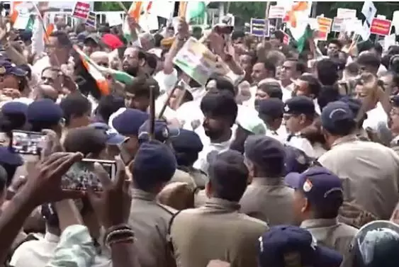 Rahul Gandhi FIR: उत्तराखंड में सड़क पर क्यों उतरी कांग्रेस, पुलिस से भिड़े कार्यकर्ता, जानें क्या है मामला Rahul Gandhi FIR: उत्तराखंड में सड़क पर क्यों उतरी कांग्रेस, पुलिस से भिड़े कार्यकर्ता, जानें क्या है मामला