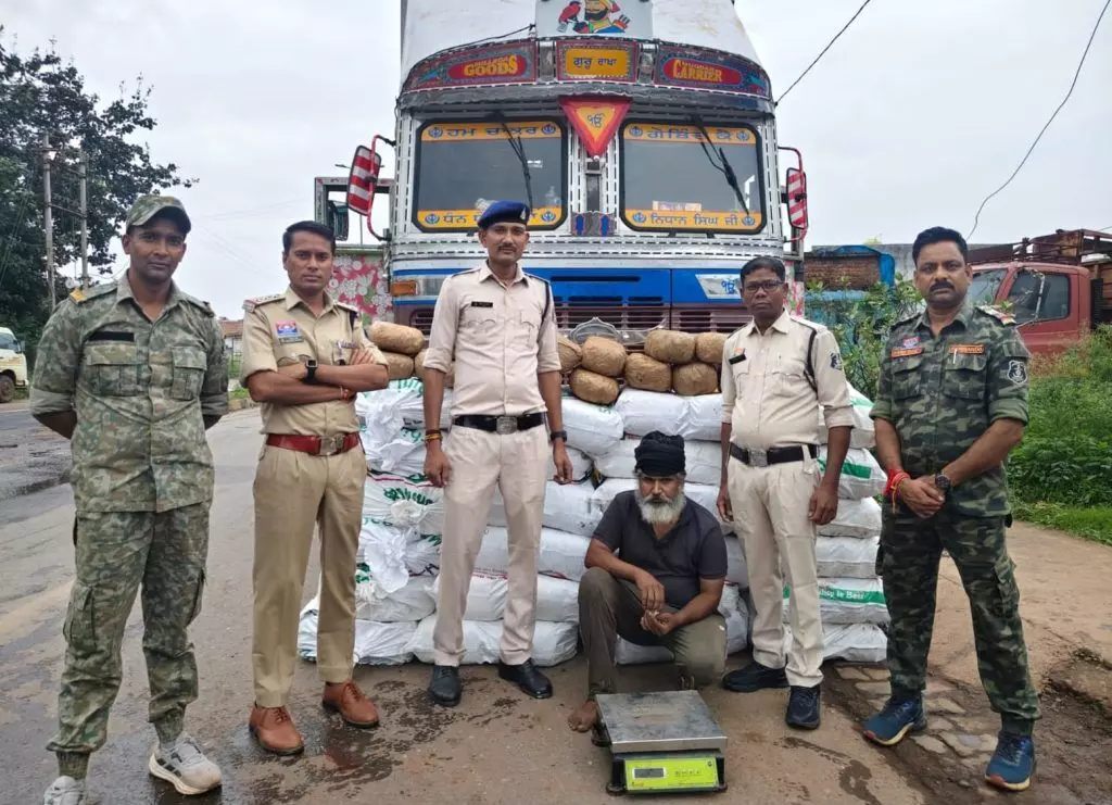 CG Crime : चिल्फी बॉर्डर पर गांजा तस्करी का बड़ा खुलासा, ट्रक के गुप्त चेंबर से 4.47 क्विंटल गांजा बरामद CG Crime : चिल्फी बॉर्डर पर गांजा तस्करी का बड़ा खुलासा, ट्रक के गुप्त चेंबर से 4.47 क्विंटल गांजा बरामद