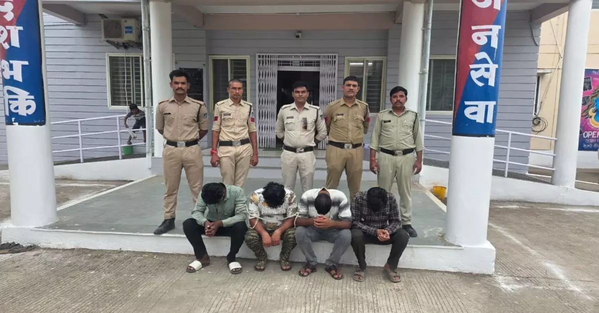MP Crime : 60 हजार चुकाने के बाद भी मांगे 1.5 लाख, पत्नी-बेटी को उठाने पहुंचे सूदखोर, 4 गिरफ्तार MP Crime : 60 हजार चुकाने के बाद भी मांगे 1.5 लाख, पत्नी-बेटी को उठाने पहुंचे सूदखोर, 4 गिरफ्तार