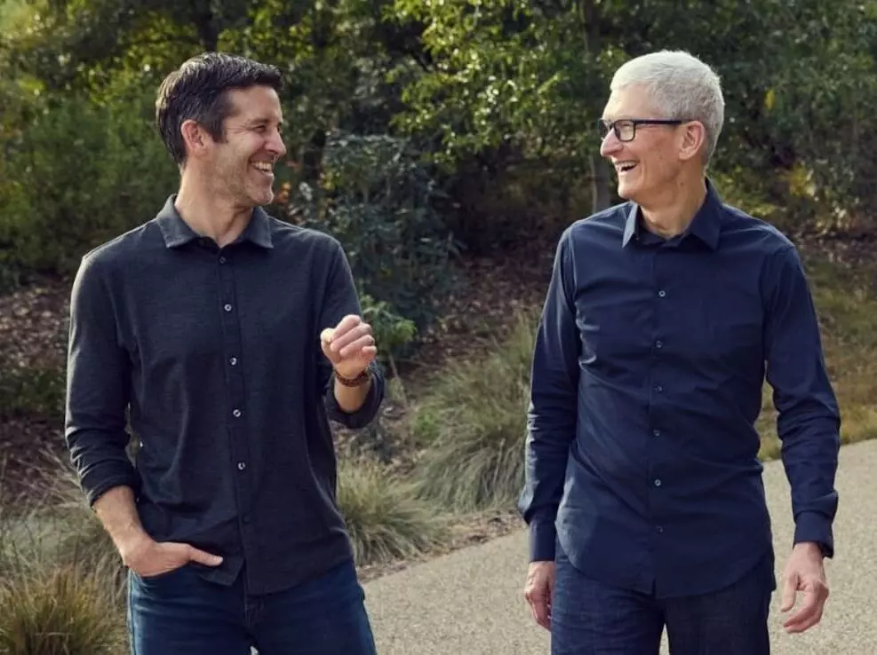 Apple में बड़ा बदलाव: टिम कुक बने एग्जीक्यूटिव चेयरमैन, जॉन टर्नस को मिली बड़ी जिम्मेदारी, जानिए कितने मिलियन डॉलर का मिलेगा पैकेज Apple में बड़ा बदलाव: टिम कुक बने एग्जीक्यूटिव चेयरमैन, जॉन टर्नस को मिली बड़ी जिम्मेदारी, जानिए कितने मिलियन डॉलर का मिलेगा पैकेज