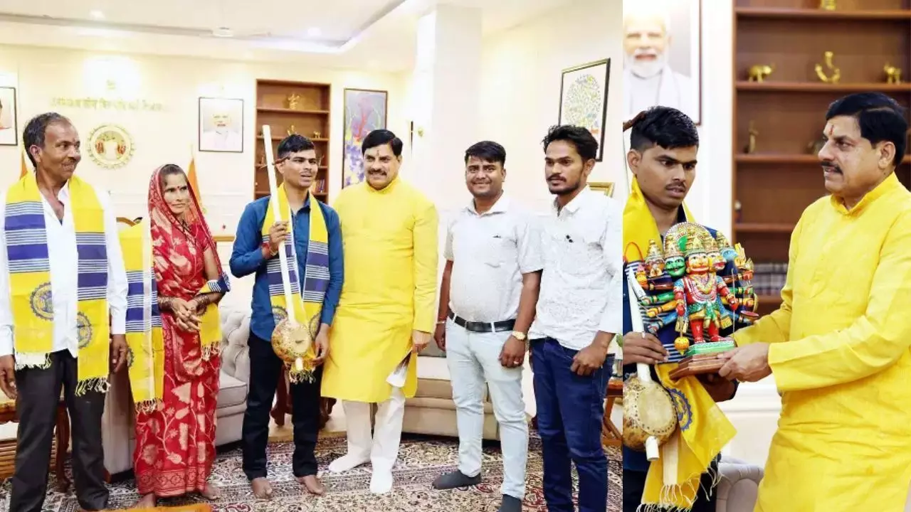 MP News: ‘हनुमान अंश’ के लोकप्रिय ब्लाइंड सिंगर सुनील लोधी से मिले CM मोहन यादव, सरकार देगी 1 लाख रुपये की सम्मान निधि MP News: ‘हनुमान अंश’ के लोकप्रिय ब्लाइंड सिंगर सुनील लोधी से मिले CM मोहन यादव, सरकार देगी 1 लाख रुपये की सम्मान निधि
