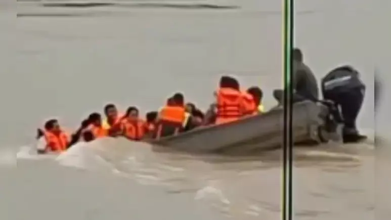 MP News : नर्मदा में पेट्रोलिंग कर रही होमगार्ड की मोटरबोट पलटी, 15 जवान थे सवार, सभी सुरक्षित MP News : नर्मदा में पेट्रोलिंग कर रही होमगार्ड की मोटरबोट पलटी, 15 जवान थे सवार, सभी सुरक्षित