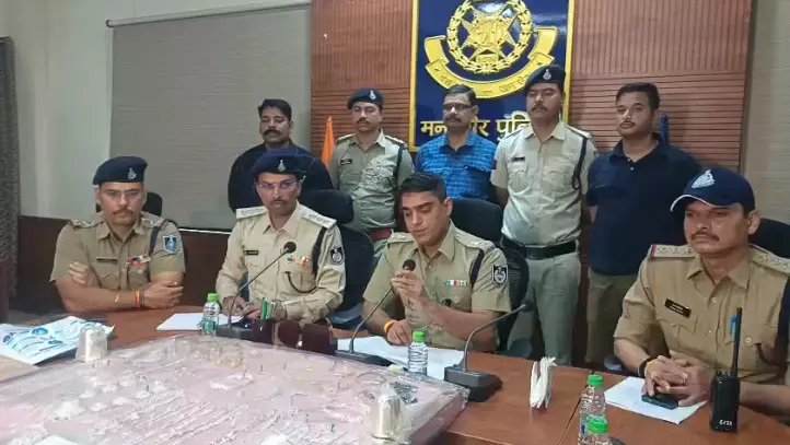 MP Crime : 5 राज्यों में 17 चोरियां, 20 लाख के जेवर बरामद, अंतर्राज्यीय गिरोह के 3 सदस्य गिरफ्तार MP Crime : 5 राज्यों में 17 चोरियां, 20 लाख के जेवर बरामद, अंतर्राज्यीय गिरोह के 3 सदस्य गिरफ्तार