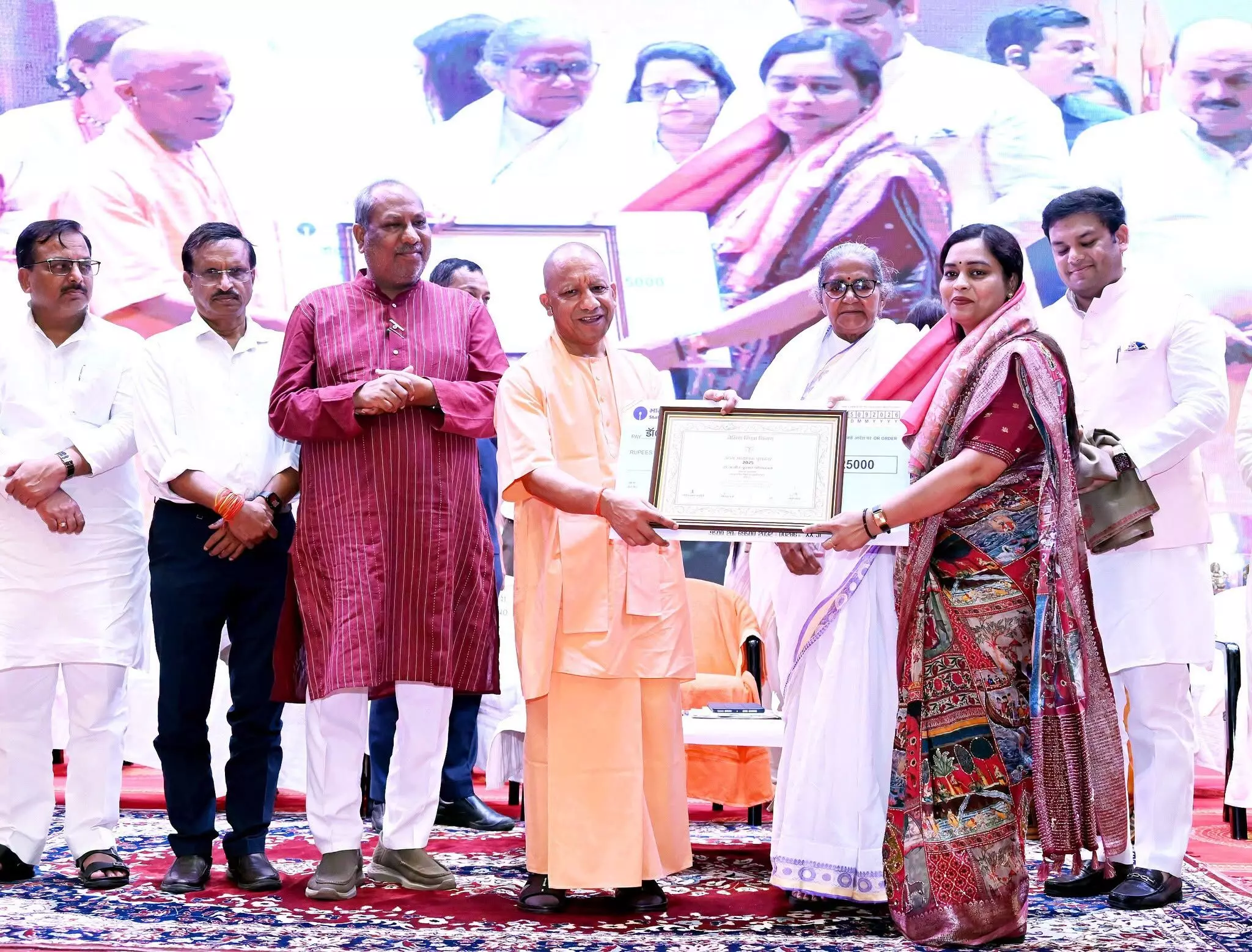 UP News : 81 शिक्षकों को मिला सम्मान, CM योगी ने गिनाई यूपी की बदली शिक्षा व्यवस्था UP News : 81 शिक्षकों को मिला सम्मान, CM योगी ने गिनाई यूपी की बदली शिक्षा व्यवस्था