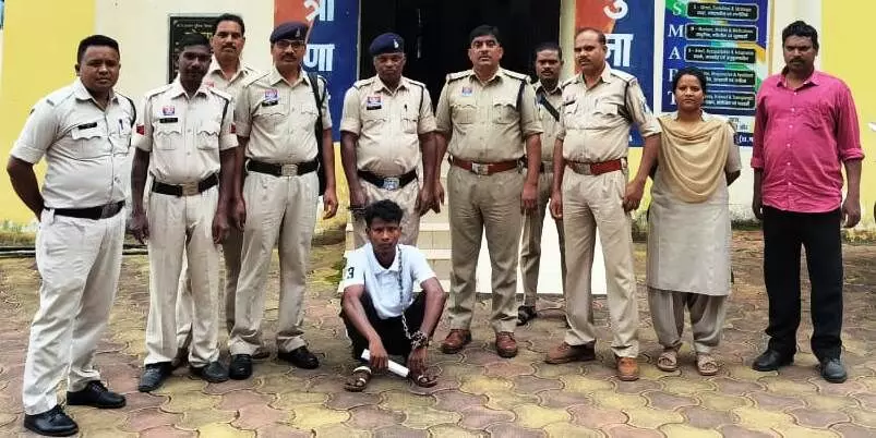 CG Crime : महिला की हत्या का 24 घंटे में खुलासा, बेटी से एकतरफा प्यार में आरोपी ने टंगिया से किया वार CG Crime : महिला की हत्या का 24 घंटे में खुलासा, बेटी से एकतरफा प्यार में आरोपी ने टंगिया से किया वार
