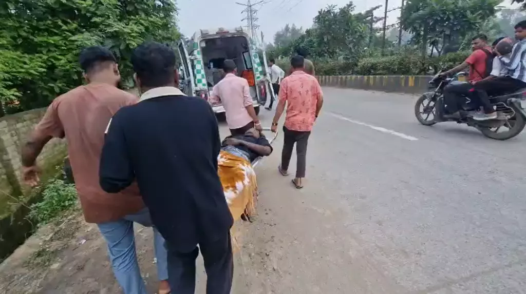 CG News : रेलवे ट्रैक पर बैठना पड़ा भारी, ट्रेन की चपेट में आने से युवक के दोनों पैर कटे CG News : रेलवे ट्रैक पर बैठना पड़ा भारी, ट्रेन की चपेट में आने से युवक के दोनों पैर कटे
