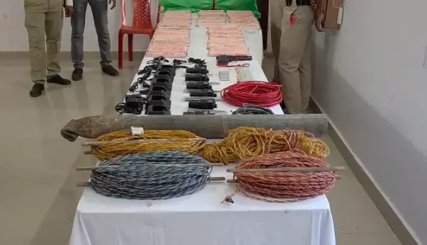CG Naxal News : जंगल में मिला नक्सल डंप, पिस्टल-वॉकी-टॉकी समेत भारी मात्रा में विस्फोटक बरामद CG Naxal News : जंगल में मिला नक्सल डंप, पिस्टल-वॉकी-टॉकी समेत भारी मात्रा में विस्फोटक बरामद