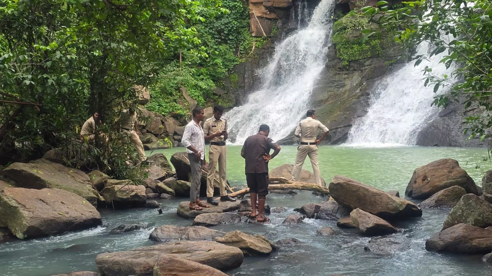 CG News : 5 दोस्त पिकनिक मनाने पहुंचे थे गजपल्ला वॉटरफॉल, गहरे पानी में डूबा युवक, रेस्क्यू ऑपरेशन जारी CG News : 5 दोस्त पिकनिक मनाने पहुंचे थे गजपल्ला वॉटरफॉल, गहरे पानी में डूबा युवक, रेस्क्यू ऑपरेशन जारी